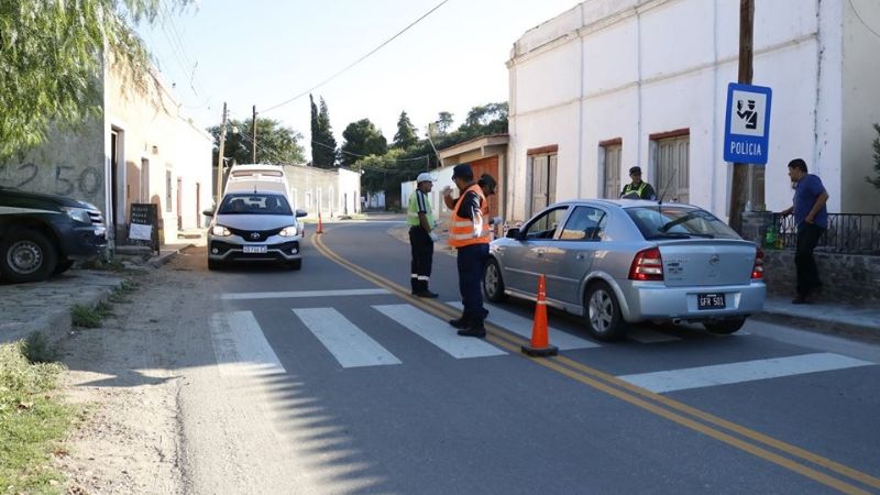 Controles preventivos contra el coronavirus y dengue en los accesos a Santa María