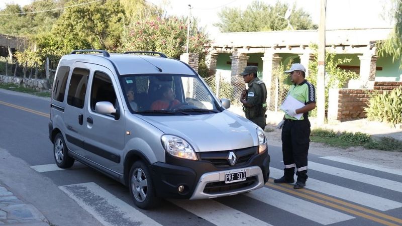 Controles preventivos contra el coronavirus y dengue en los accesos a Santa María