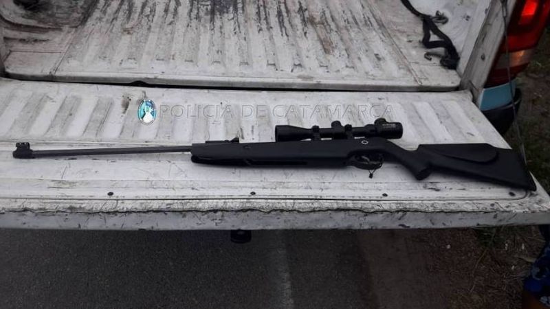 Secuestran 167 vehículos, tres arrestados e incautan un rifle y carne en Santa María