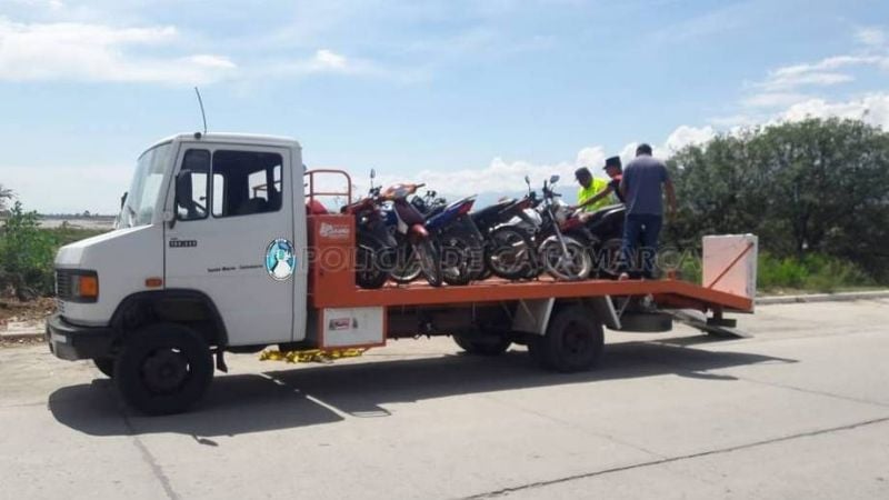 Secuestran 167 vehículos, tres arrestados e incautan un rifle y carne en Santa María