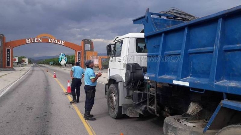 Secuestran 167 vehículos, tres arrestados e incautan un rifle y carne en Santa María