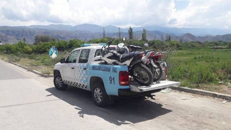 Secuestran 167 vehículos, tres arrestados e incautan un rifle y carne en Santa María