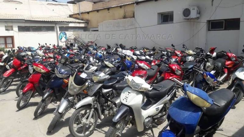 Secuestran 167 vehículos, tres arrestados e incautan un rifle y carne en Santa María