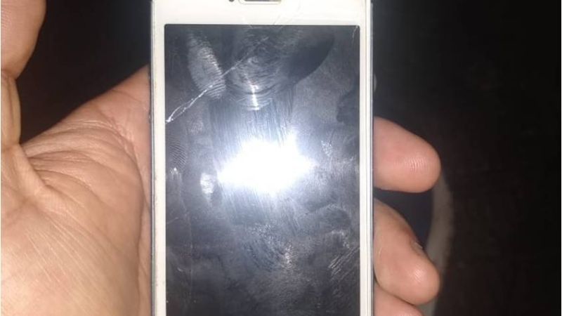 Una mujer entregó un iPhone en la comisaría