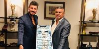 TINELLI con el obsequio de una camiseta de la Selección para su esposa, y cada uno de sus hijos, de parte de 