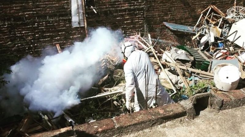 Intensa tarea de limpieza, descacharrado y fumigación