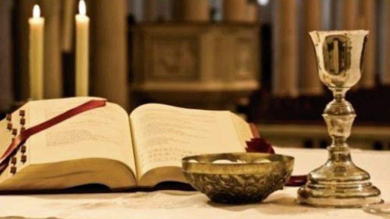 Para participar de la Santa Misa a través de radios y redes sociales