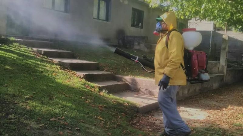 Fumigación y cuarentena para prevenir el coronavirus en Las Juntas