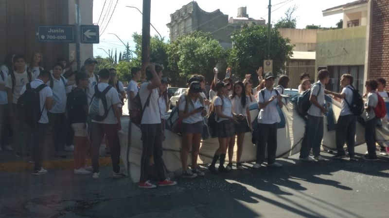Alumnos quedaron afuera del colegio y protestaron con corte de calle