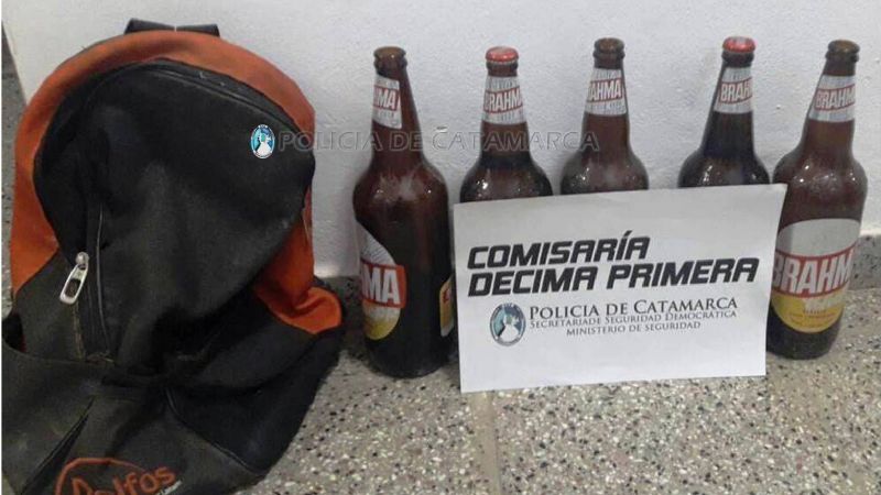 Tomaban cervezas en la calle y terminaron en la comisaría