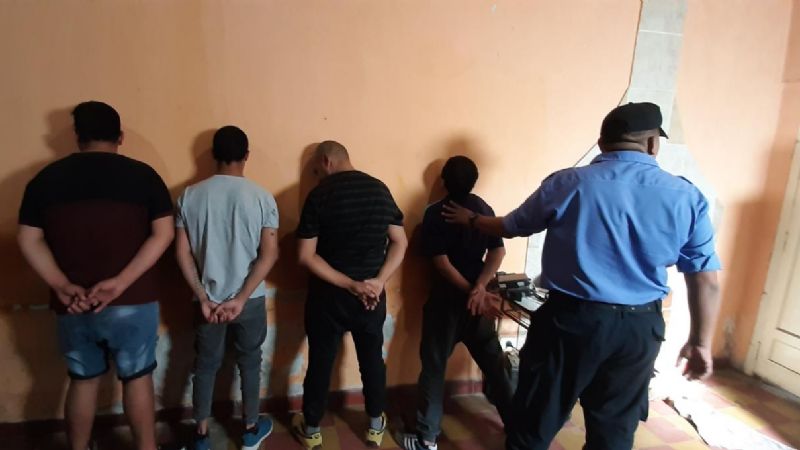 Arrestados por violar la cuarentena: tomaban bebidas en un camping