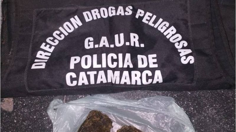 Lo fueron a buscar por robo y descubrieron que escondía marihuana en una caja