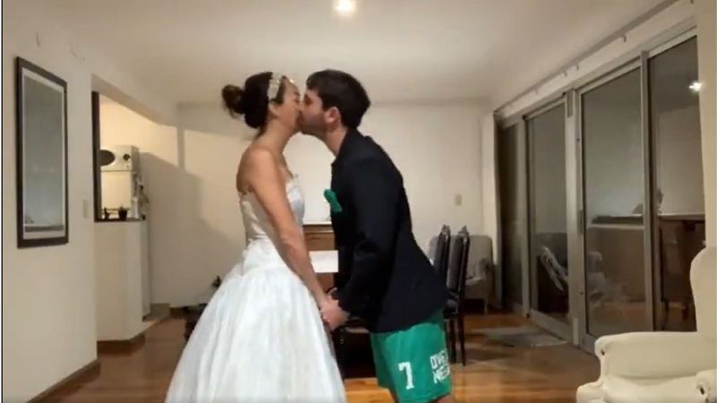 Se "casaron" en medio del aislamiento por coronavirus