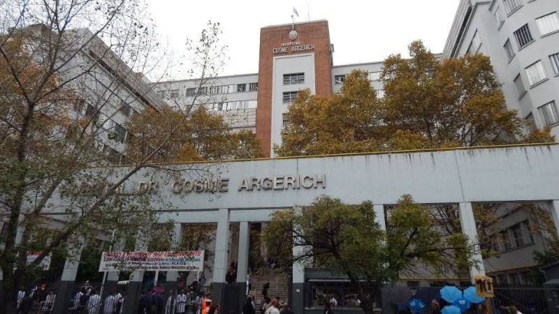 Irresponsable: mujer salió corriendo a la calle con síntomas de coronavirus