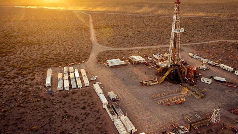 Petróleo y litio, dos sectores que buscan cuidar para las inversiones