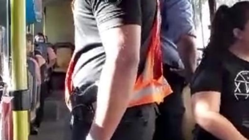 Policías controlan a pasajeros de colectivos