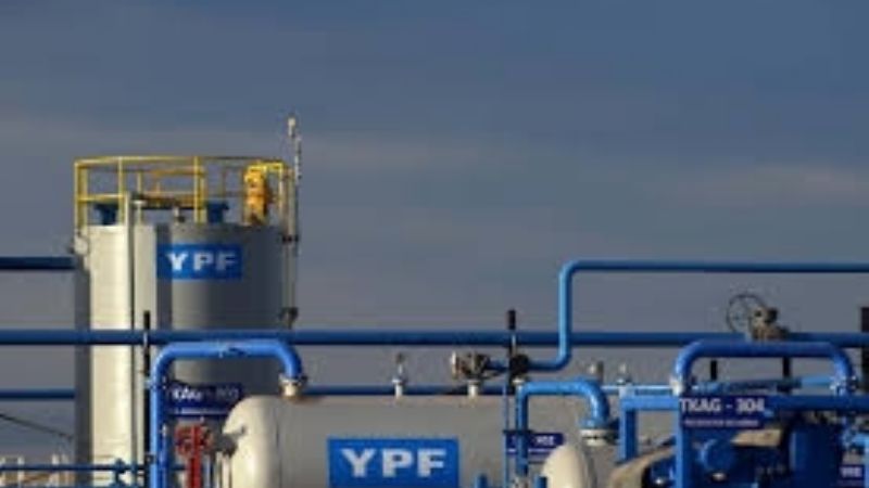 Cayó 70% la venta de naftas en YPF y crece la preocupación en el sector