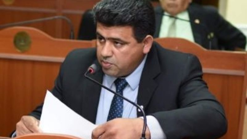 Senador distribuye ayudas económicas para los centros de salud