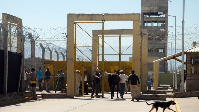 Rebeldía en el Penal de Miraflores: presos reclamaron desde los techos