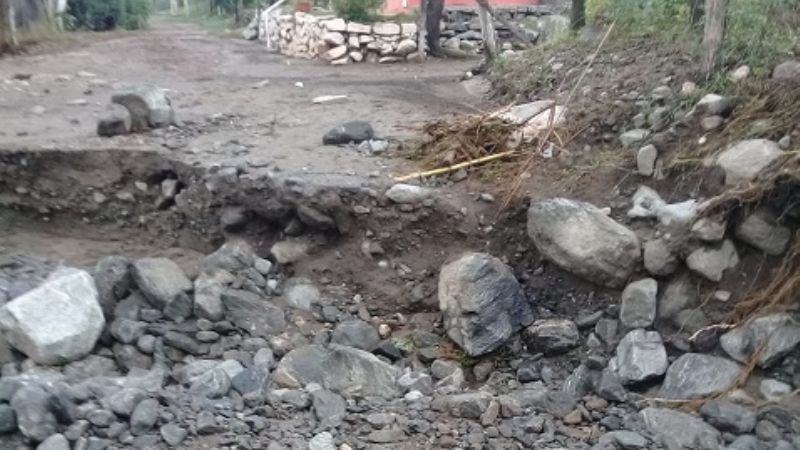 En Huaycama el agua ingresó a las viviendas