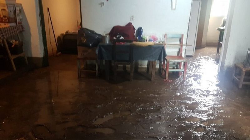 En Huaycama el agua ingresó a las viviendas