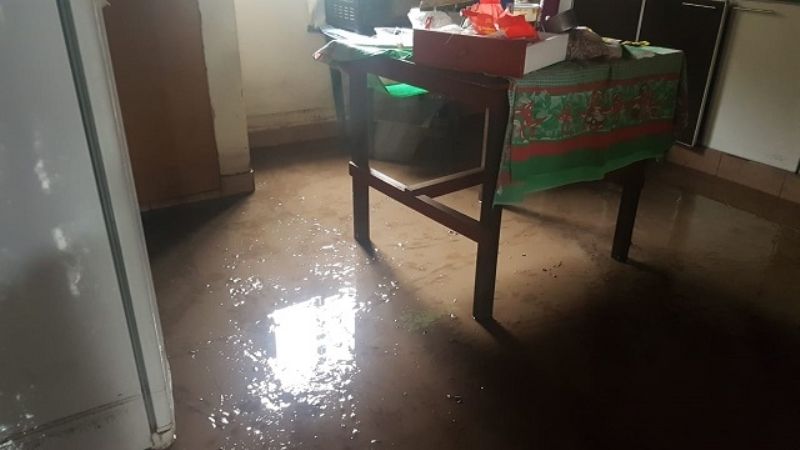 En Huaycama el agua ingresó a las viviendas