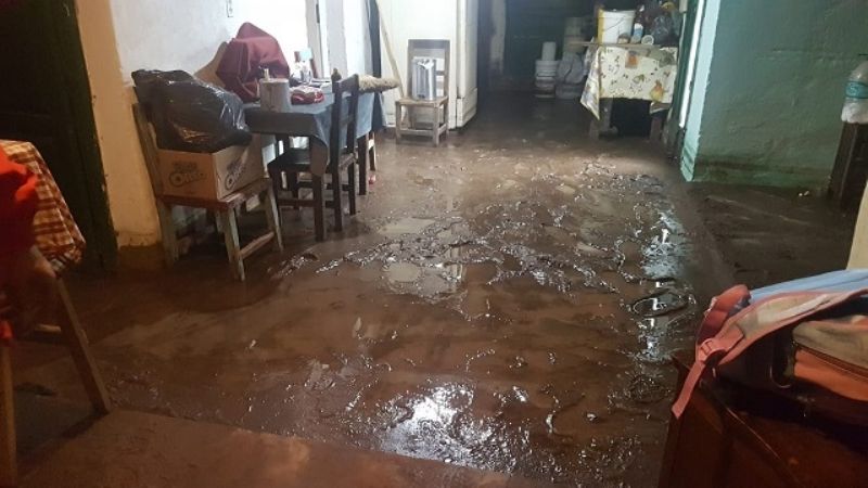 En Huaycama el agua ingresó a las viviendas