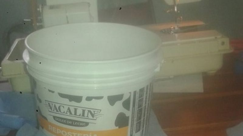 En El Alto, confecciona barbijos para donar