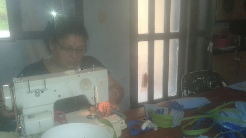 En El Alto, confecciona barbijos para donar