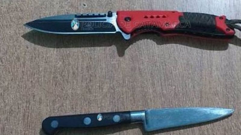 Amenazó a su ex con armas blancas