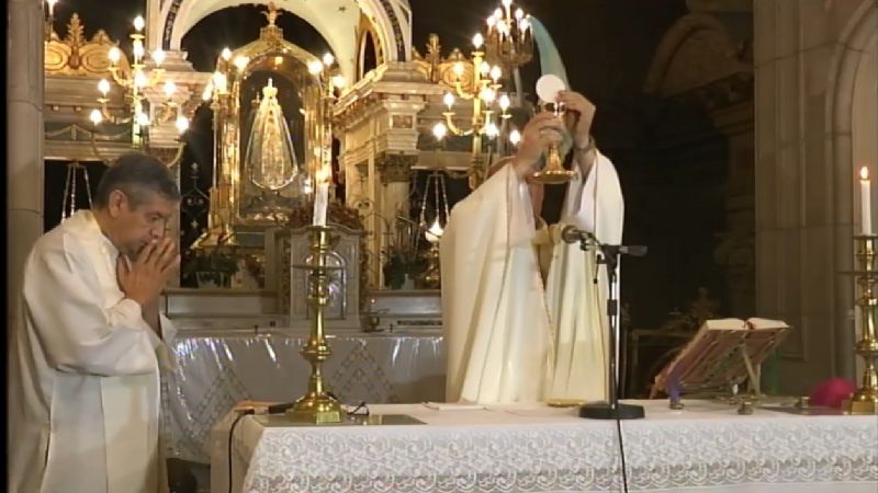 Oración, campanadas y Eucaristía a los pies de la Virgen