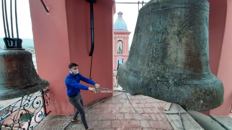 Oración, campanadas y Eucaristía a los pies de la Virgen