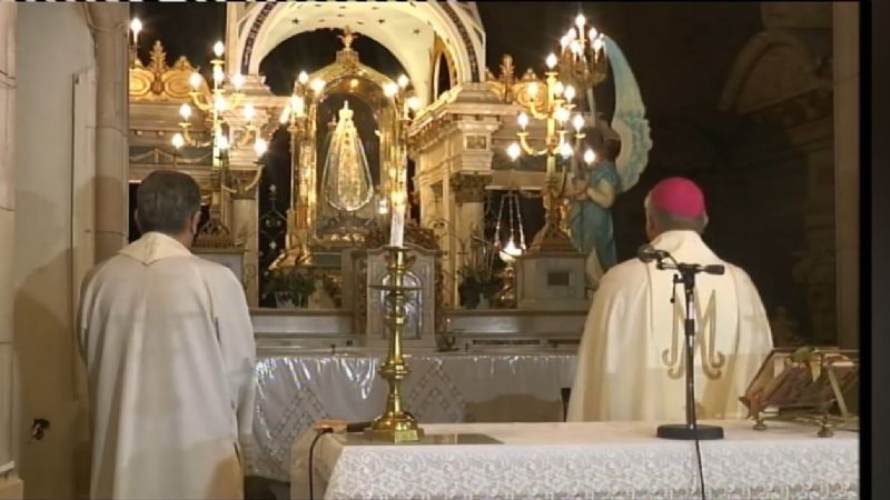Oración, campanadas y Eucaristía a los pies de la Virgen