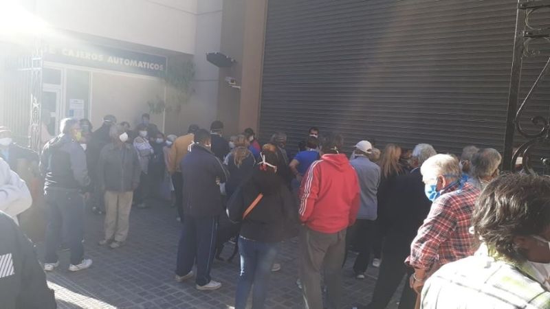 Revientan los cajeros y no se cumplen las medidas preventivas