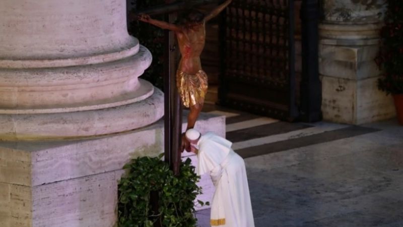 “Nos sorprendió una tormenta y en esta barca estamos todos”