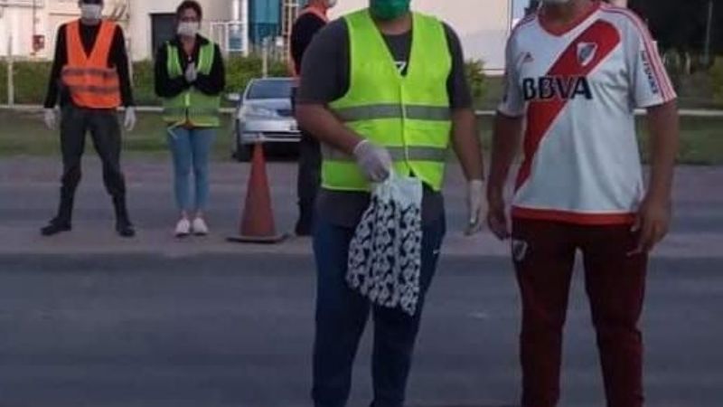 Personal que trabaja en los accesos recibió donaciones de vecinos