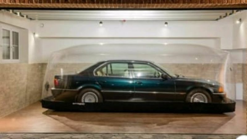 Conservó el auto durante 23 años en una cápsula y ahora lo vende por Internet