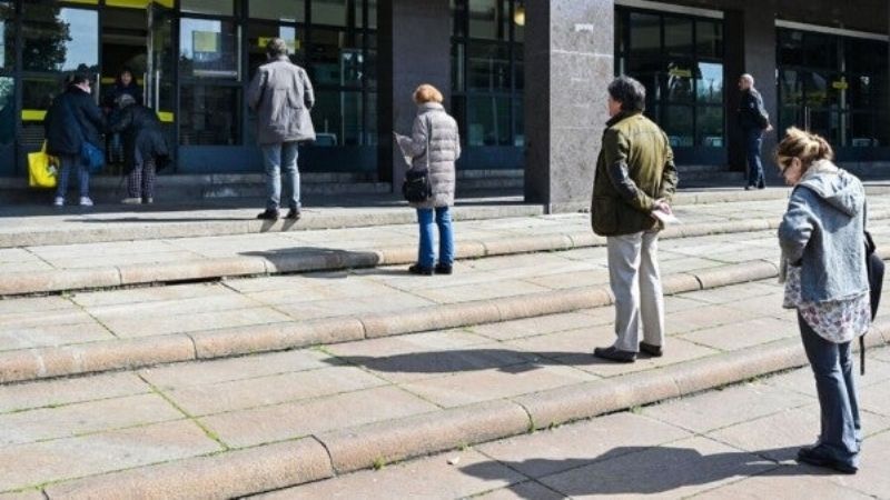 Delimitan el distanciamiento social en cajeros automáticos y otros sectores de la ciudad