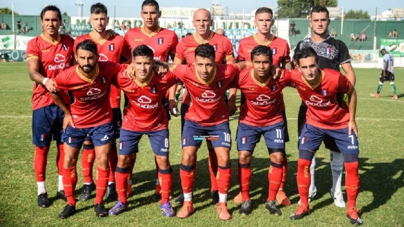 Jugadores de Deportivo Español comen en merenderos barriales