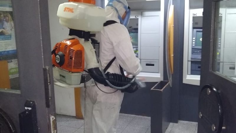 Operativos de limpieza y desinfección en cajeros y avenidas de la ciudad