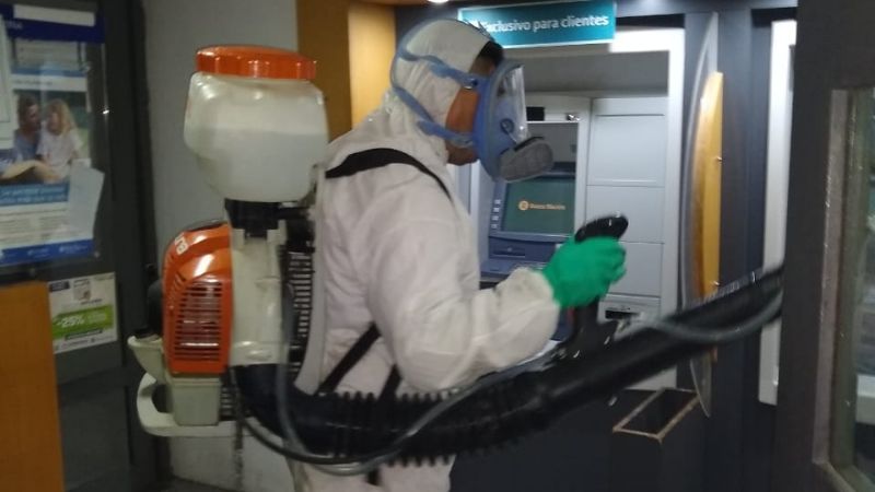 Operativos de limpieza y desinfección en cajeros y avenidas de la ciudad