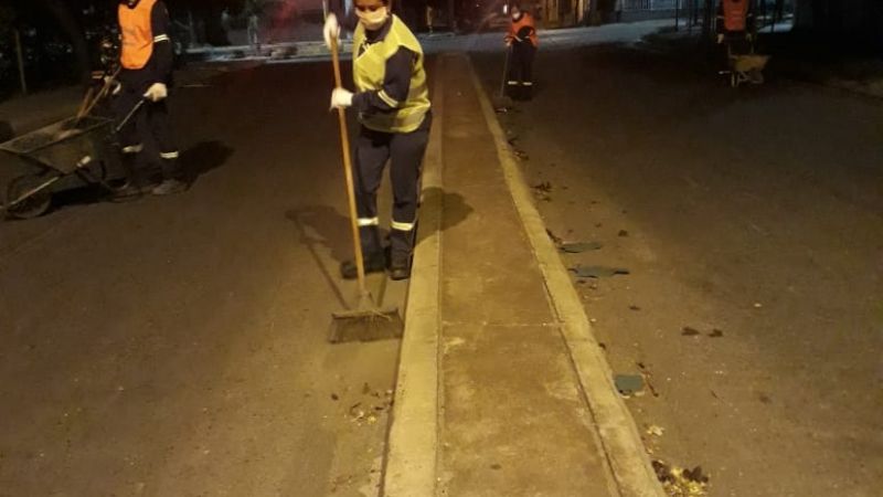Operativos de limpieza y desinfección en cajeros y avenidas de la ciudad