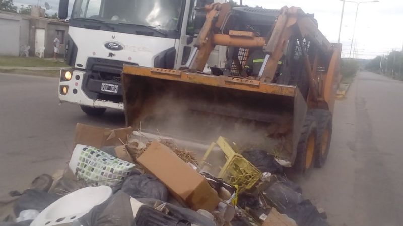 Operativos de limpieza y desinfección en cajeros y avenidas de la ciudad