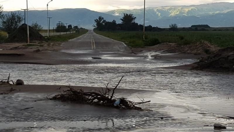 Previenen por aguan sobre la Ruta 64, a la altura de Los Altos