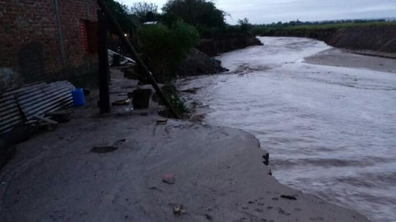 Previenen por aguan sobre la Ruta 64, a la altura de Los Altos
