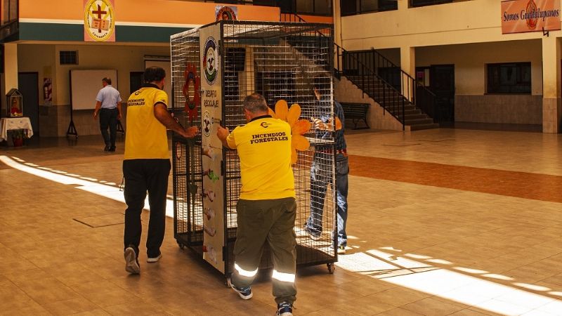 Instalan recolector de tapitas y botellas en el Colegio Guadalupe