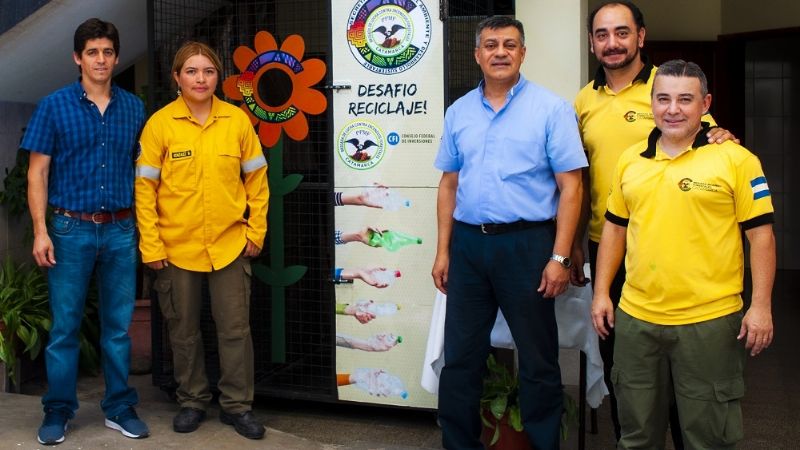 Instalan recolector de tapitas y botellas en el Colegio Guadalupe