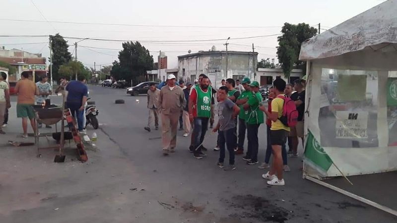 Cesanteados bloquearon la salida de camiones en Obras Públicas