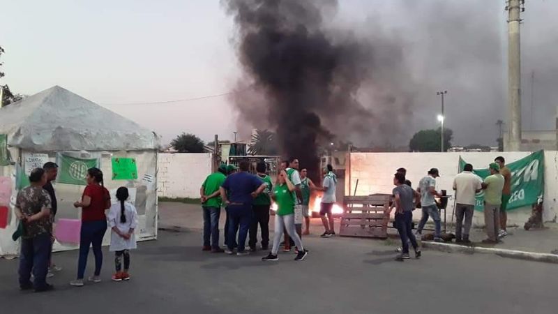 Cesanteados bloquearon la salida de camiones en Obras Públicas