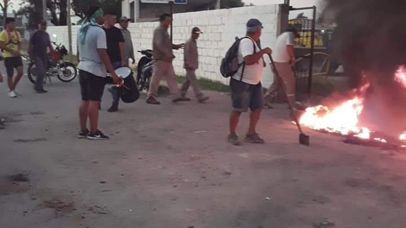 Cesanteados bloquearon la salida de camiones en Obras Públicas